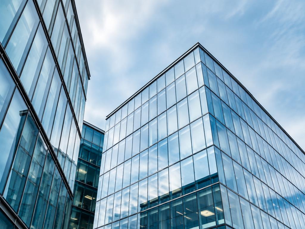 Moderne glazen kantoorgevels